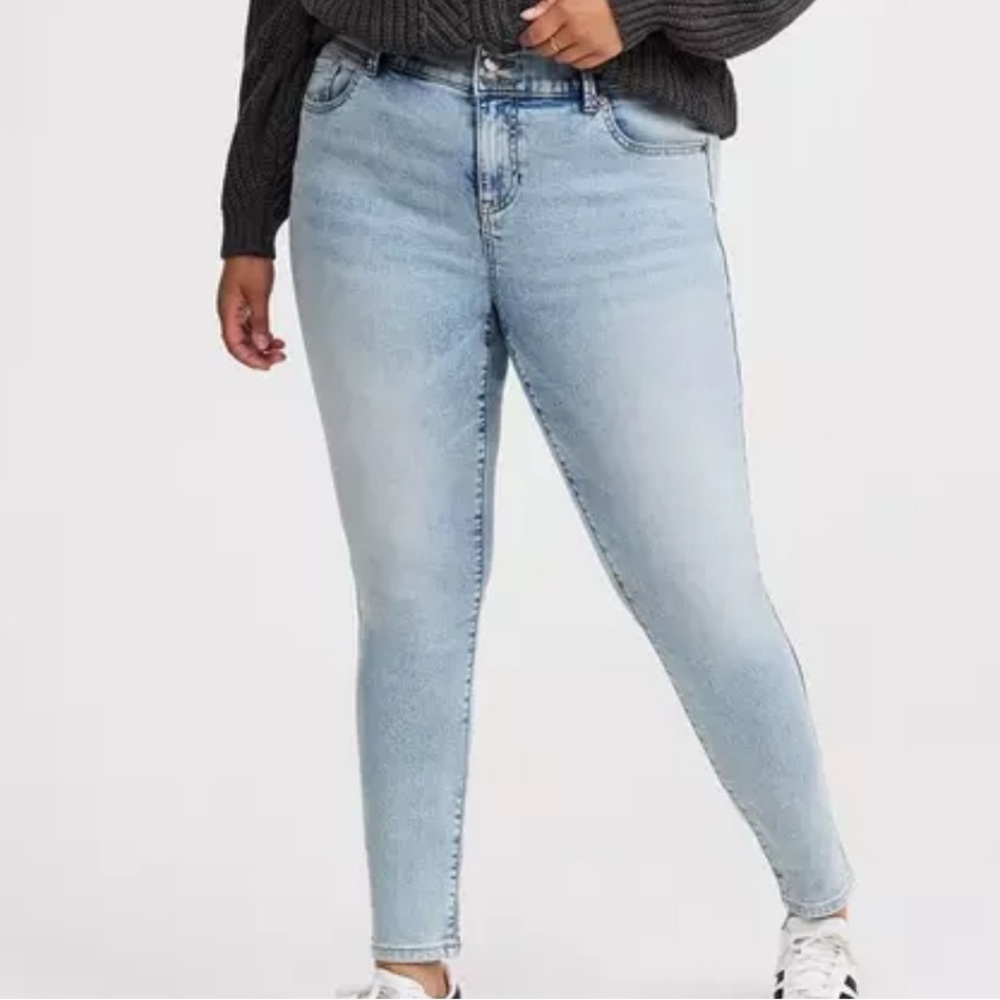 TORRID boyfriend fit light wash jeans